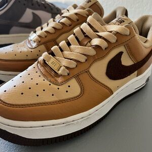Nike Tan and Brown Sneakers Classic Design